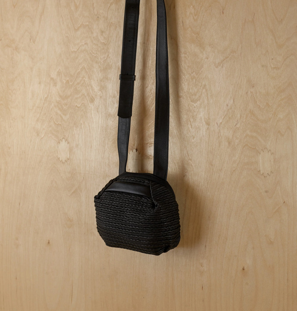 BILLIE MINI CROSSBODY WAVY BLACK
